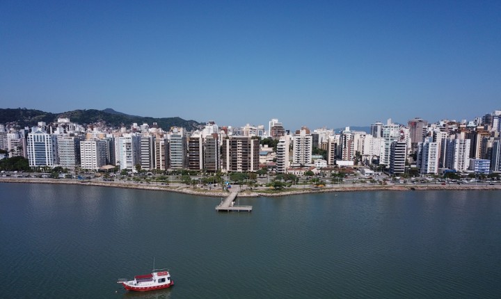 Novo teste de balneabilidade na Beira-Mar Norte mantém praia balneável