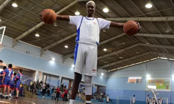 Atleta de 14 anos da equipe de basquete de Florianópolis assina contrato na Itália