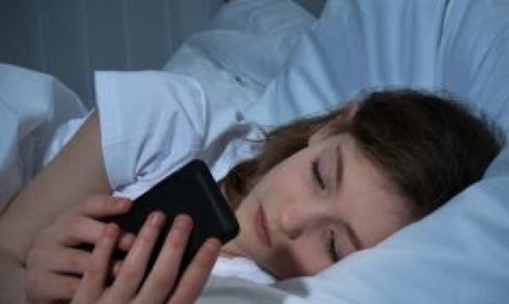 Acessar Whats App na cama é o hábito mais comum nos brasileiros