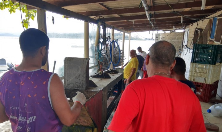 Curso de maricultura com pessoas em situação de rua tem aula prática no Ribeirão da Ilha