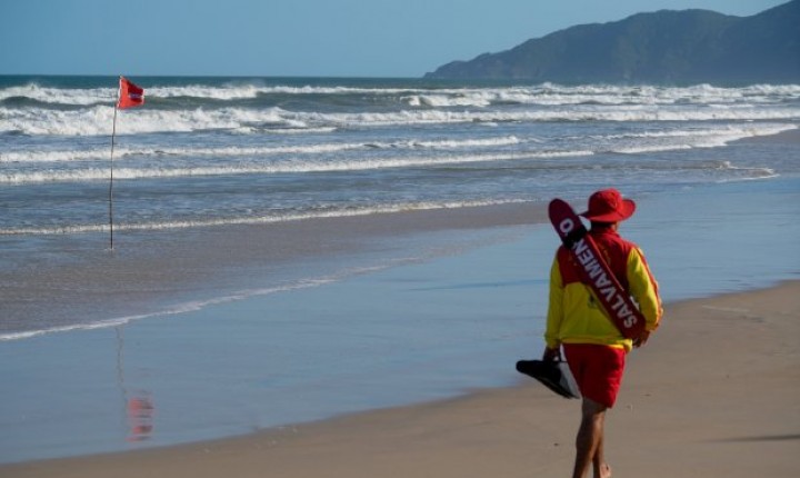 Corpo de Bombeiros Militar estuda aumento do período de monitoramento nas praias
