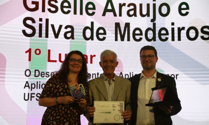 Professora de escola pública de Florianópolis conquista prêmio da Fapesc