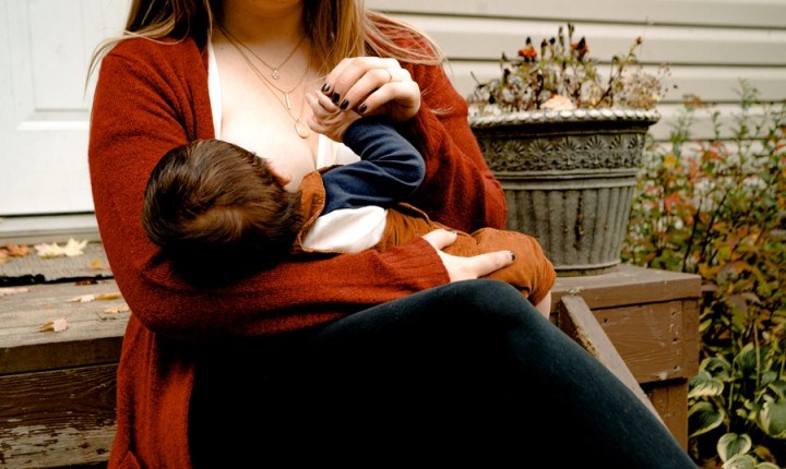 Amamentação e Covid: mães devem amamentar seus bebês mesmo testando positivo?