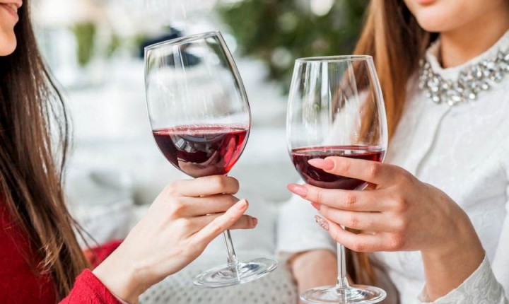 Alta no consumo: cresce a ingestão de álcool no Brasil, especialmente entre as mulheres