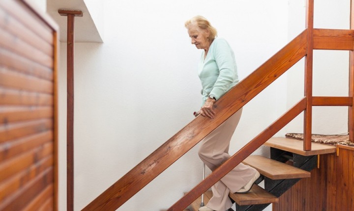 Idosos em casa? Saiba quais cuidados previnem quedas