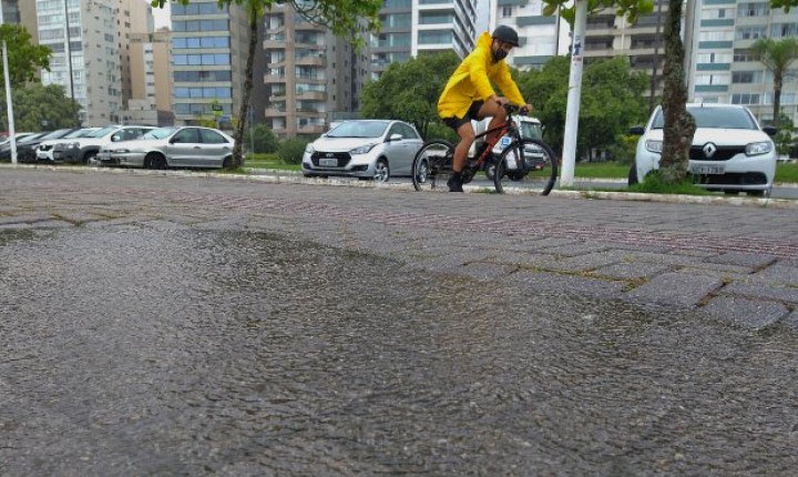 Tempo segue chuvoso em SC; veja previsão para fim de semana