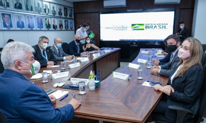Governadora debate soluções para desastres climáticos com ministro Marcos Pontes