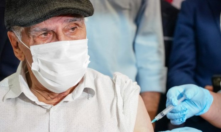 Vacinação contra a Covid-19: mais de 90% de idosos de 70 a 90 anos receberam as duas doses em SC