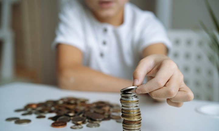 5 erros que pais cometem ao ensinar finanças aos filhos