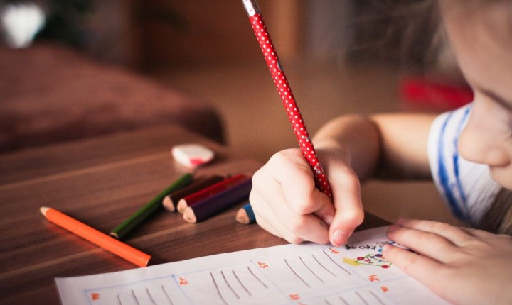 Lição de casa: por que algumas escolas estão banindo o seu uso?