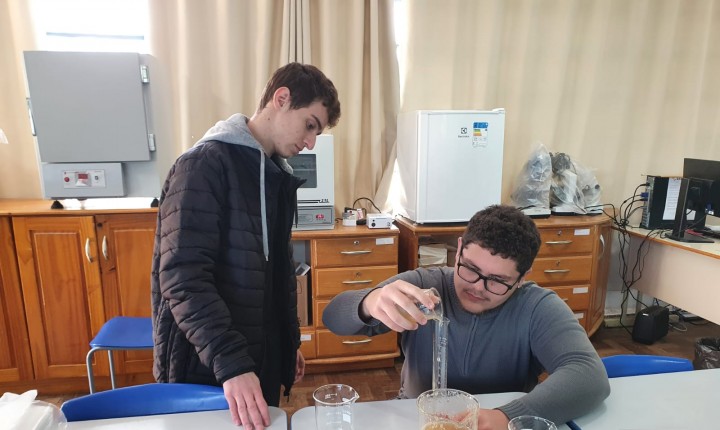 Alternativa ao plástico: escola de SC produz biofilme com resíduos da goiaba