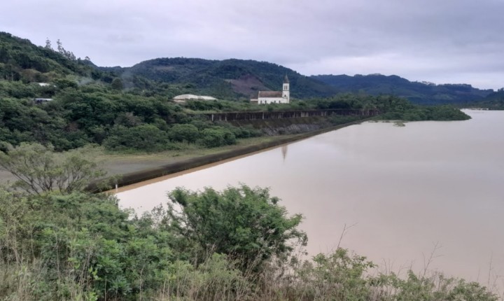  Defesa Civil afirma que barragem de José Boiteux pode verter ao longo desta sexta-feira
