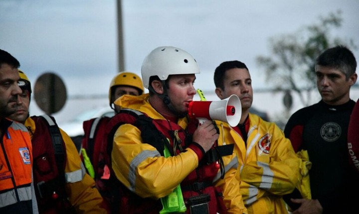 Bombeiros militares de SC salvam 2.071 pessoas e 284 animais nas enchentes do RS