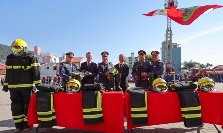 Bombeiros militares que atuaram no RS são homenageados 