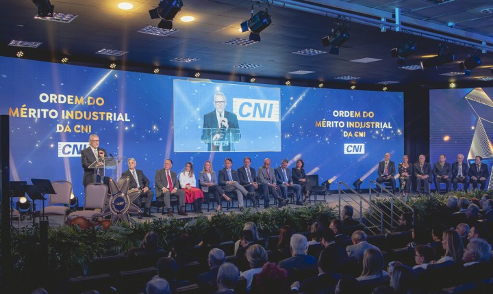 FIESC reitera defesa do controle de gasto público na cerimônia de entrega da Ordem do Mérito