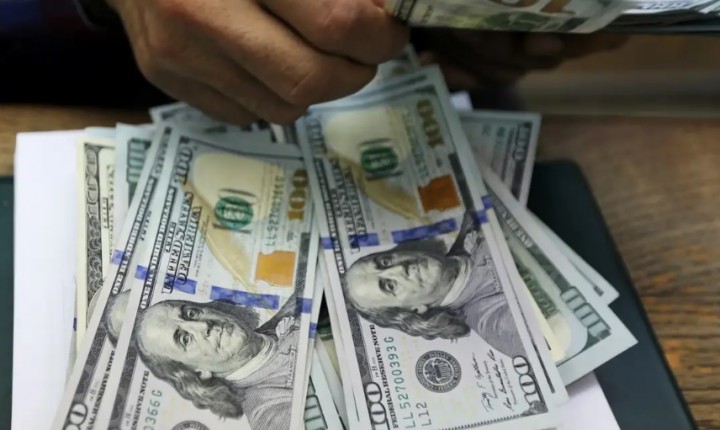 Dólar cai levemente na última cotação