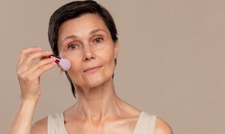 FEMINA: Pó facial ganha nova função nas peles maduras