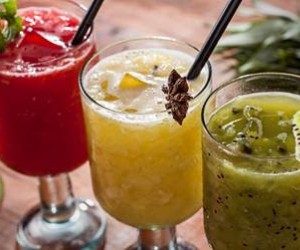 Prepare caipirinhas com diferentes frutas e combinações