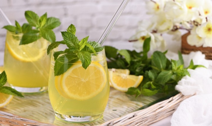 Receitas simples de coquetéis de vinho para o verão