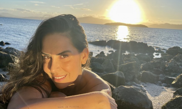 Cantora lança música inspirada nas mulheres de Floripa