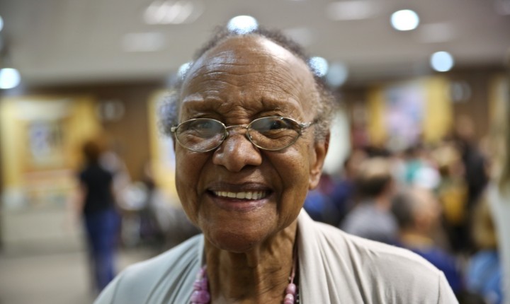 Aos quase 90, Dona Adélia costura memórias e lança livro 