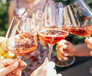 Veja por que o vinho rosé serve para tantas ocasiões