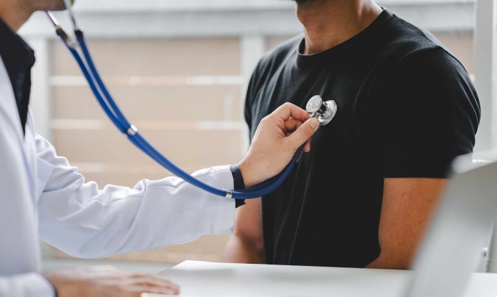 Infarto precoce dispara entre brasileiros