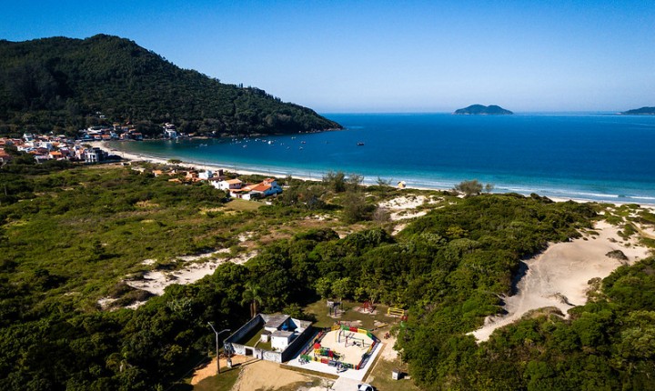 Pântano do Sul vira laboratório de brincadeiras criativas