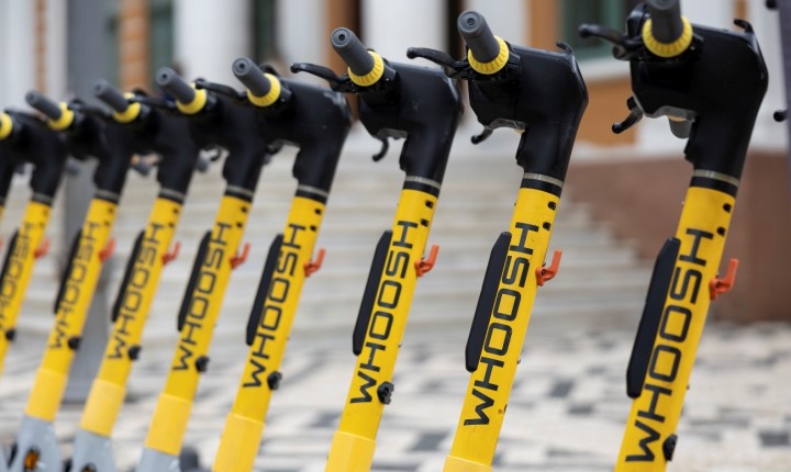 Blitz Educativa orienta uso correto de patinetes elétricas