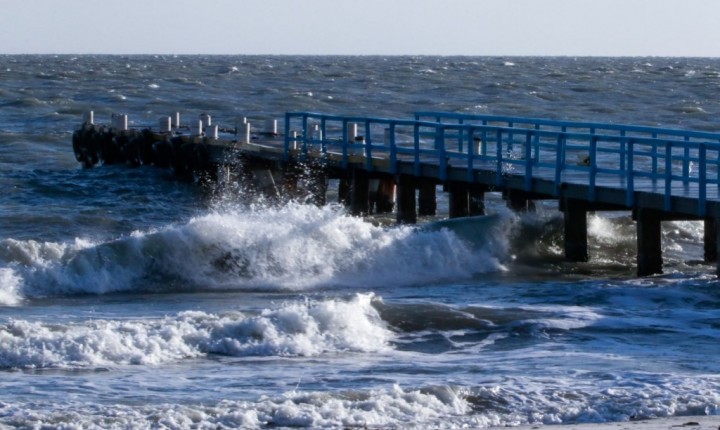 Ressaca e mar agitado colocam Floripa em alerta