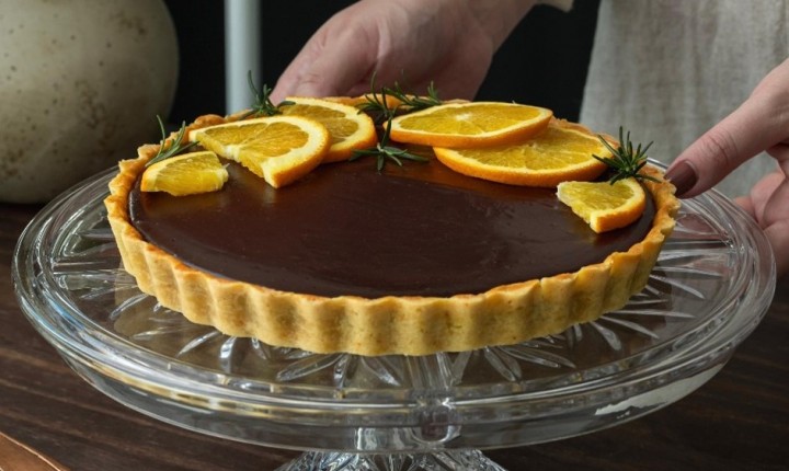 Torta de chocolate e laranja conquista pelo sabor e elegância