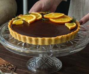 Torta de chocolate e laranja conquista pelo sabor e elegância