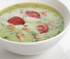 Aprenda a fazer Caldo Verde cremoso em casa