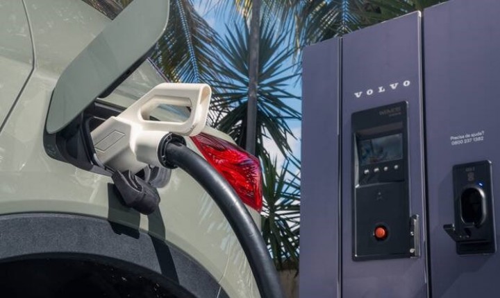 Volvo apresenta tecnologia que simplifica recarga de veículos