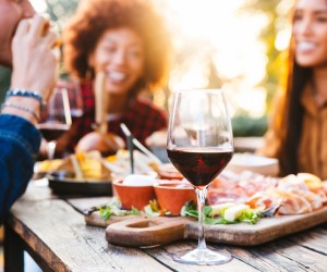 Uva Pinot Noir revela versatilidade da taça ao prato