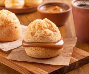 Pão de queijo ganha toque doce que conquista paladares