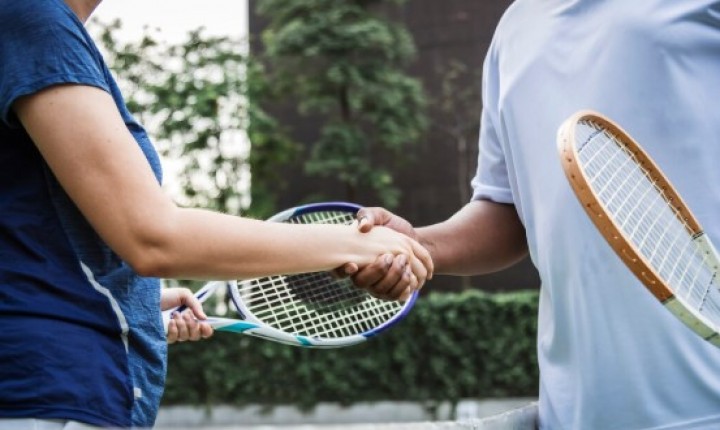 Partida de tênis alia lazer e condicionamento
