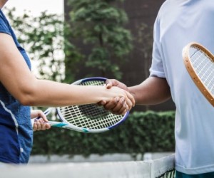 Partida de tênis alia lazer e condicionamento