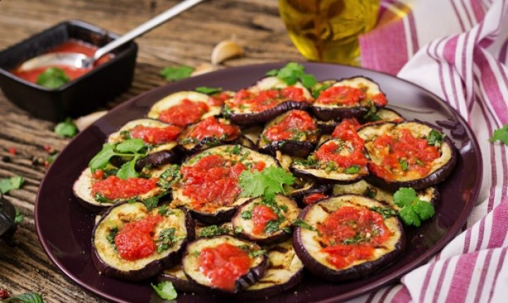 Receita fácil transforma berinjela em bruschetta irresistível