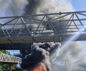 Ônibus em chamas mata motociclista na SC-401