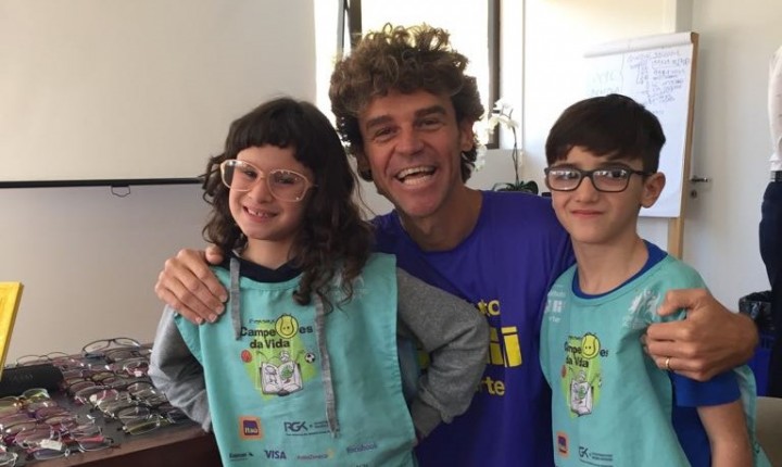 IGK entrega 661 óculos em ação social de saúde visual