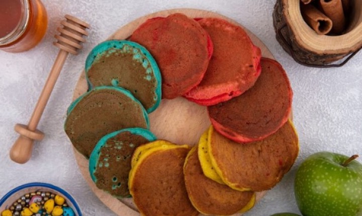 Mini panquecas coloridas levam criatividade à mesa