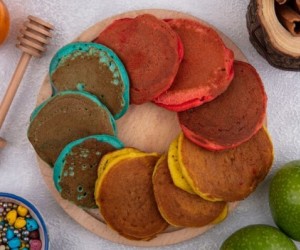 Mini panquecas coloridas levam criatividade à mesa