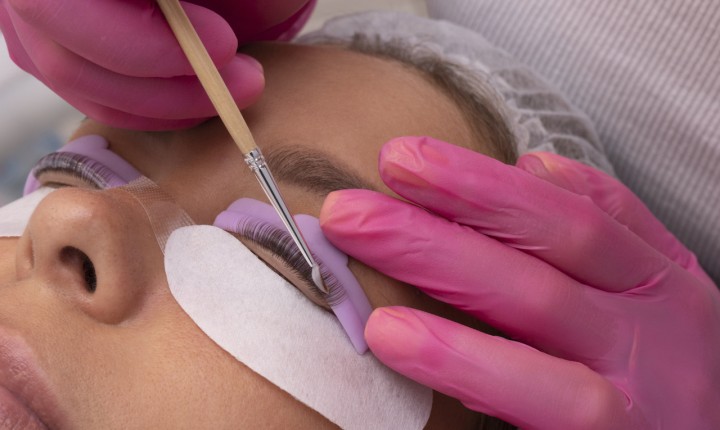 Cuidados e verdades sobre cílios marcantes e saudáveis