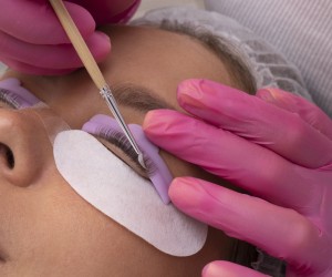 Cuidados e verdades sobre cílios marcantes e saudáveis