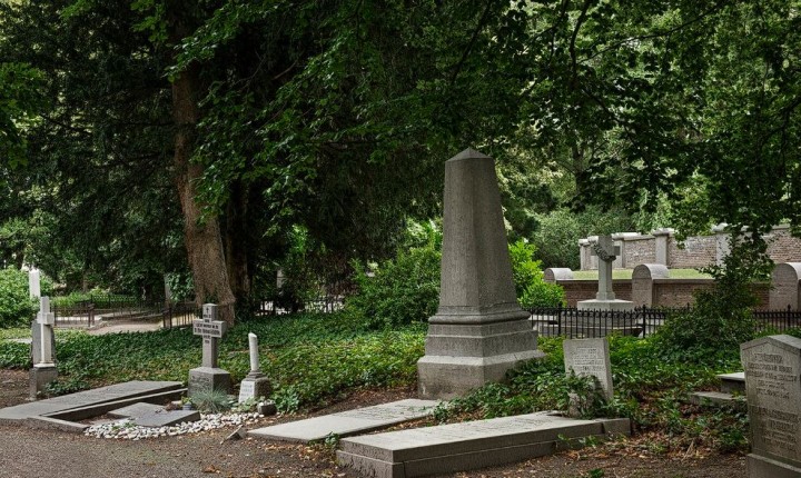 Onde ficam os cemitérios e horários de visitação em Florianópolis