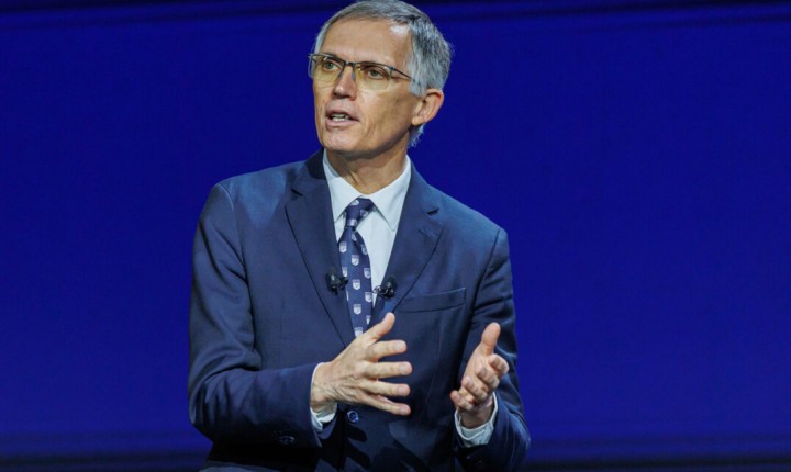 Ex-CEO questiona futuro da Stellantis no mundo