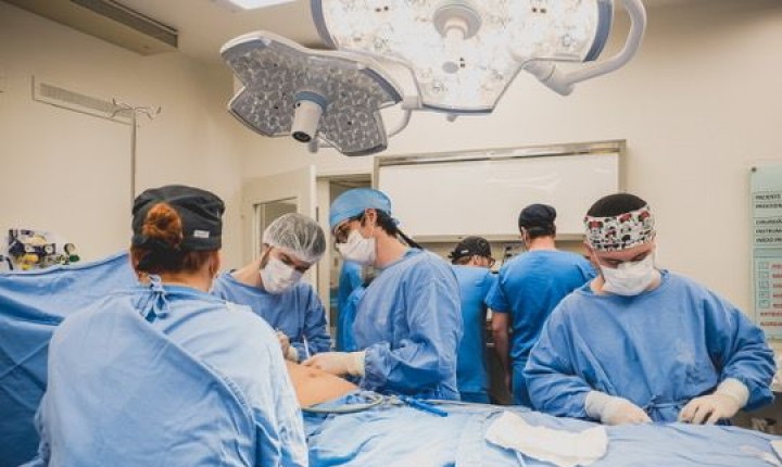 HU realiza 25 reconstruções mamárias e reduz fila do SUS