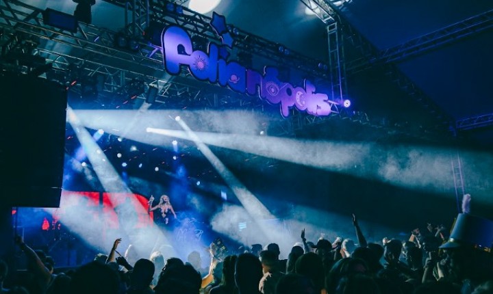 Entrega de abadás vira prévia da festa no Folianópolis