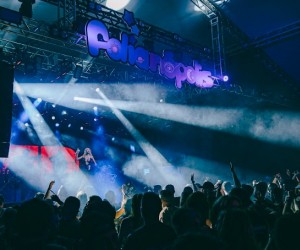 Entrega de abadás vira prévia da festa no Folianópolis